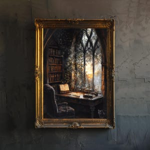 Può includere: Dipinto incorniciato raffigurante una scena di biblioteca. Una scrivania in legno scuro con libri e una candela è posta davanti a una grande finestra ad arco. Sono visibili una libreria e una poltrona in peluche. La cornice è dorata e ornata.