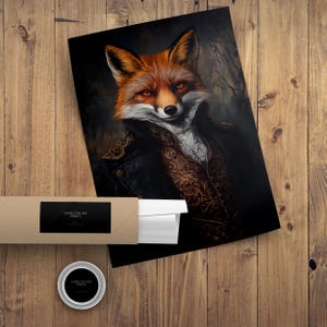 K&ouml;nnte beinhalten: Ein digitaler Kunstdruck mit einem Fuchs, der eine schwarze Jacke und eine goldene Weste mit aufwendigen Details tr&auml;gt. Der Fuchs hat einen verschmitzten Ausdruck und ist vor einem dunklen Hintergrund dargestellt.