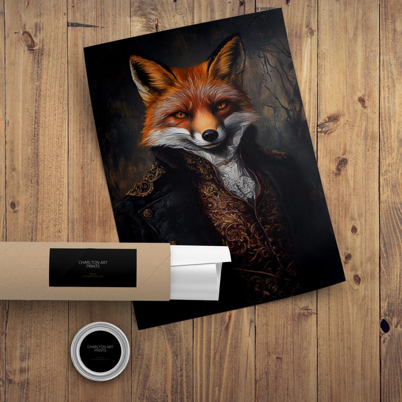 K&ouml;nnte beinhalten: Ein digitaler Kunstdruck mit einem Fuchs, der eine schwarze Jacke und eine goldene Weste mit aufwendigen Details tr&auml;gt. Der Fuchs hat einen verschmitzten Ausdruck und ist vor einem dunklen Hintergrund dargestellt.