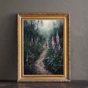 Puede incluir: Pintura enmarcada con un marco dorado ornamentado, que representa un sendero forestal con dedales p&uacute;rpuras. La obra presenta una escena brumosa con un camino de tierra que serpentea a trav&eacute;s de la exuberante vegetaci&oacute;n.