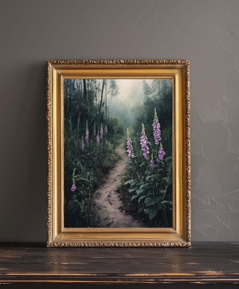 Puede incluir: Pintura enmarcada con un marco dorado ornamentado, que representa un sendero forestal con dedales p&uacute;rpuras. La obra presenta una escena brumosa con un camino de tierra que serpentea a trav&eacute;s de la exuberante vegetaci&oacute;n.