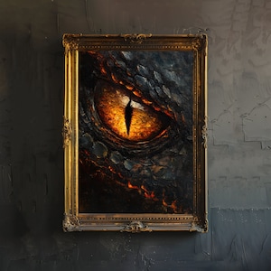 Op de afbeelding: Een ingelijst schilderij van een close-up van een drakenoog. Het oog is vuuroranje van kleur met een zwarte pupil. De schubben van de draak zijn zichtbaar rond het oog.