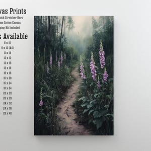Puede incluir: Impresi&oacute;n en lienzo que muestra un sendero forestal con dedaleras moradas. La obra de arte representa una escena tranquila con un camino que conduce a un bosque brumoso. Disponible en varios tama&ntilde;os, incluyendo 20 x 25 cm, 40 x 50 cm y 71 x 101 cm.