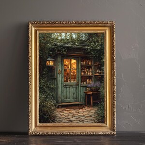 Op de afbeelding: Een winkel in vintage stijl met een groene deur en planken vol glazen flessen. De winkel is omgeven door weelderig groen en een stenen pad leidt naar de ingang.
