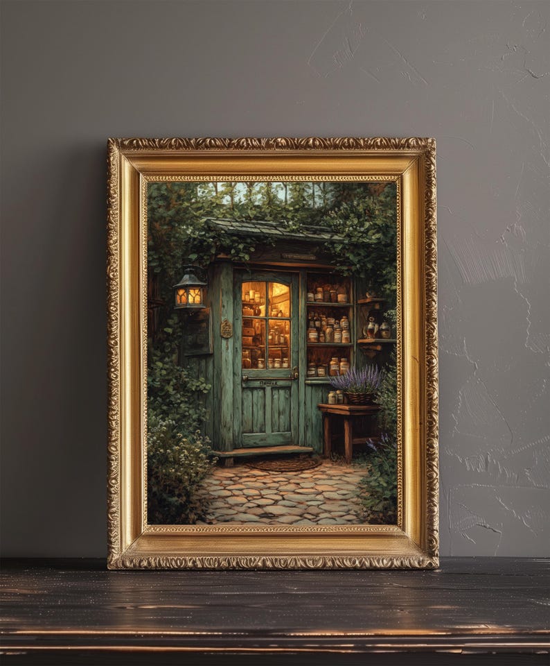 Op de afbeelding: Een winkel in vintage stijl met een groene deur en planken vol glazen flessen. De winkel is omgeven door weelderig groen en een stenen pad leidt naar de ingang.