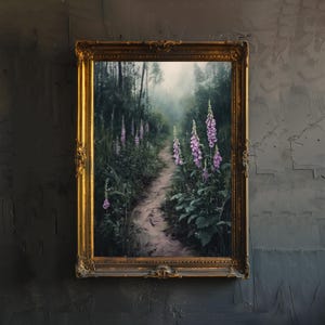 Puede incluir: Pintura enmarcada de un paisaje forestal con un camino bordeado de dedales p&uacute;rpuras. La obra de arte est&aacute; en un marco dorado ornamentado, sobre una pared gris oscuro texturizada. La pintura evoca una sensaci&oacute;n de tranquilidad.