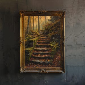Puede incluir: Pintura al óleo en un marco dorado ornamentado que representa una escalera de piedra que asciende a un bosque. Los escalones están cubiertos de hojas caídas, con muros cubiertos de musgo a ambos lados. El bosque está lleno de árboles altos y luz suave.