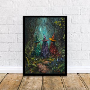 Peut inclure: Trois sorci&egrave;res portant des chapeaux pointus avec des &eacute;toiles et des lunes marchent dans une for&ecirc;t sombre. Les sorci&egrave;res portent des robes color&eacute;es avec des &eacute;toiles et des lunes. La for&ecirc;t est &eacute;clair&eacute;e par une lune croissante et des &eacute;toiles.