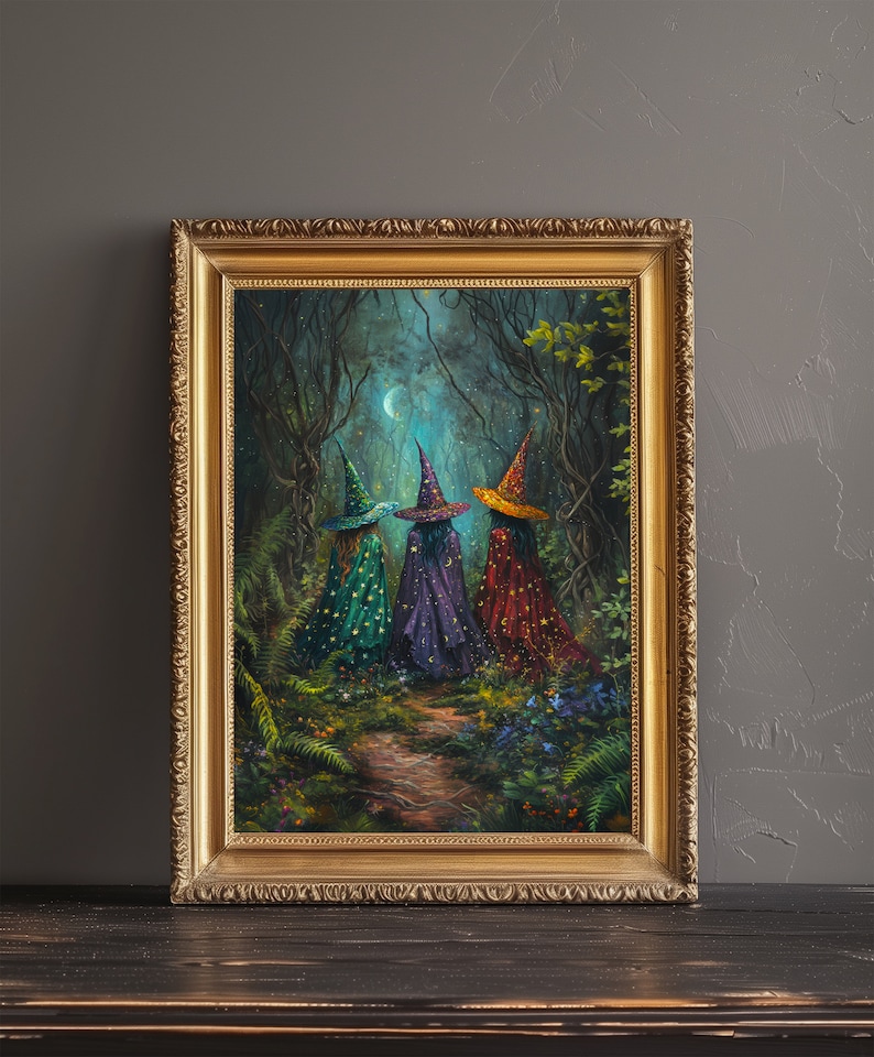 Peut inclure: Trois sorci&egrave;res en robes color&eacute;es et chapeaux pointus marchent dans une for&ecirc;t sombre &eacute;clair&eacute;e par un croissant de lune. Les sorci&egrave;res portent des robes aux teintes vertes, violettes et rouges, et leurs chapeaux sont orn&eacute;s d'&eacute;toiles. La for&ecirc;t est remplie de verdure luxuriante et de lucioles brillantes.