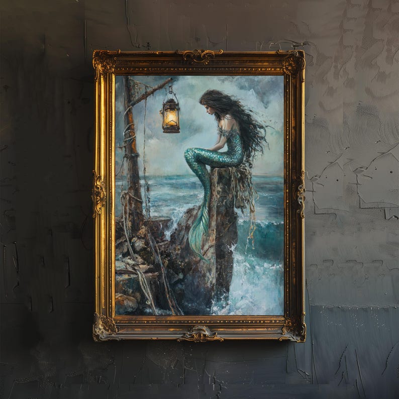 Puede incluir: Pintura enmarcada de una sirena con largo cabello oscuro y cola verde azulado, posada sobre una estructura desgastada cerca del mar. Una linterna cuelga arriba, emitiendo una luz c&aacute;lida. La obra de arte est&aacute; en un marco dorado ornamentado.