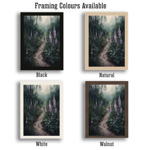 Puede incluir: Impresiones art&iacute;sticas enmarcadas que muestran un sereno sendero forestal con flores moradas. Disponibles en marcos negros, naturales, blancos y nogal. La obra de arte representa un sendero brumoso que serpentea a trav&eacute;s de la vegetaci&oacute;n.