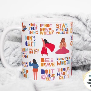 Peut inclure: Mug en c&eacute;ramique blanche avec des illustrations color&eacute;es de femmes et des citations motivantes. Les citations incluent "Fais ton truc", "N'abandonne pas", "Lentement mais s&ucirc;rement", "Sois courageuse", "Connais ta valeur", "Fais-le pour toi", "Reste forte et continue", "Si ce n'est pas maintenant, quand ?" et "Pense-y, veux-le, obtiens-le".