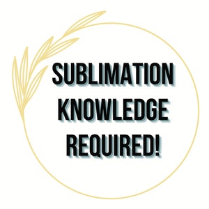 Peut inclure: Un cercle dor&eacute; avec un motif de feuilles autour du bord. Le texte &agrave; l'int&eacute;rieur du cercle se lit comme suit : "Sublimation Knowledge Required !"
