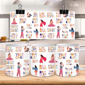Peut inclure: Une tasse en c&eacute;ramique blanche avec un motif color&eacute; comportant des citations motivantes et des illustrations de femmes. Les citations incluent "Restez fort et continuez", "Saisissez le jour", "Vous pouvez", "Faites votre truc", "N'abandonnez pas", "Lentement mais s&ucirc;rement", "Faites ce que vous aimez", "Continuez", "Croyez en vous", "Connaissez votre valeur", "Pensez-y, voulez-le, obtenez-le", "Soyez courageux", "Faites-le pour vous-m&ecirc;me".