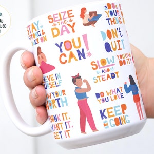 Peut inclure: Une tasse en c&eacute;ramique blanche avec des citations et des illustrations motivantes color&eacute;es. Les citations incluent "Restez fort", "Saisissez le jour", "Vous pouvez", "N'abandonnez pas", "Lentement mais s&ucirc;rement", "Faites ce que vous aimez", "Continuez", "Croyez en vous", "Connaissez votre valeur", et "Pensez-y, voulez-le, obtenez-le".