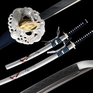 Set artistico Koi Ascension - DragonGates Katana e display Wakizashi, Hamon temperato in argilla T10, Silver Koi Tsuba Scarlet Saya
