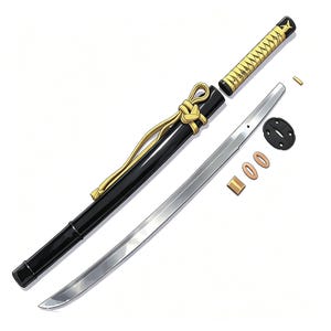 Puede incluir: Una espada katana desmontada con una hoja curva de acero plateado, una vaina negra con un cordón amarillo y un mango envuelto en amarillo. El conjunto incluye un protector de mano circular negro, dos anillos ovalados y un pequeño componente metálico rectangular.