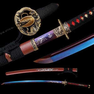 Può includere: Una spada katana con lama dai riflessi blu, impugnatura nera con base rossa e guardia dorata con rilievo di drago. Il fodero rosso abbinato presenta un motivo a drago argentato, completato da avvolgimenti in corda nera e finiture in metallo.