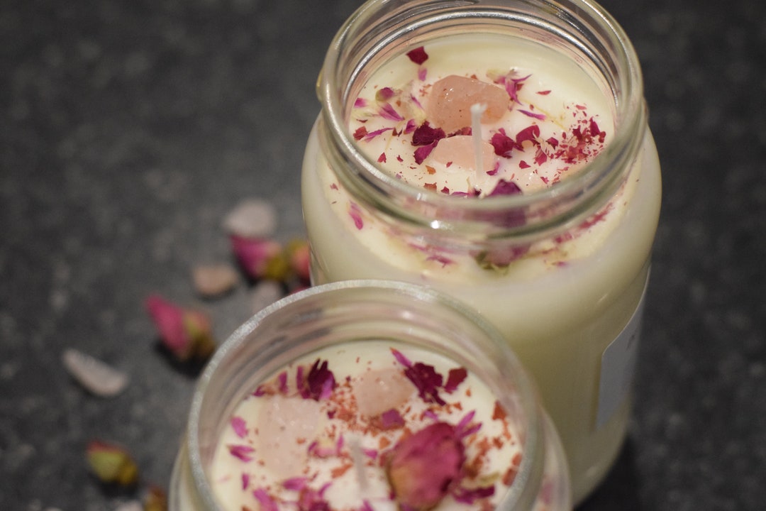 LOVE SPELL CRYSTAL | Soy Wax Candle With Rose Quartz and Rose Petals ...