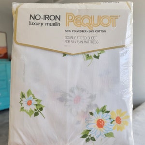 Vintage NOS 70s full fitted yellow and white daisy sheet by Pequot