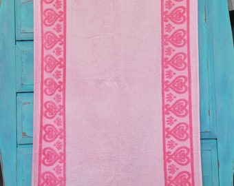 Vintage 70s bath towel with pink hearts design