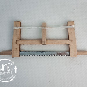 Kabouter miniatuur kerststal accessoires zaag grote timmermanszaag gereedschap