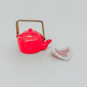 Gnome miniatyr tekanna/vattenkokare, röd, med grytlapp