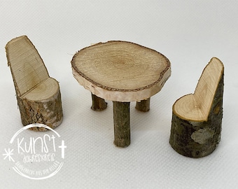 Mesa con sillas de madera en miniatura, accesorios para belén de gnomos, hecha a mano.