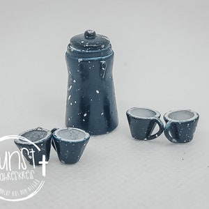 Può includere: Una caffettiera in ceramica blu e bianca macchiata con coperchio e due tazze in ceramica abbinate blu e bianche macchiate.