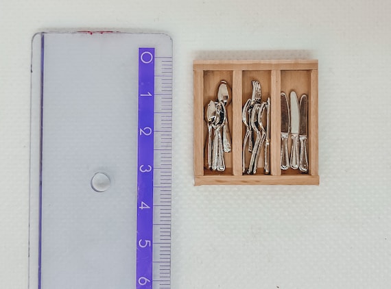Produktbild von 24-teiliges Wichtel Zubehör Set | Miniatur Geschirr, Besteck & Lebensmittel | Für Puppenhäuser & DIY Deko