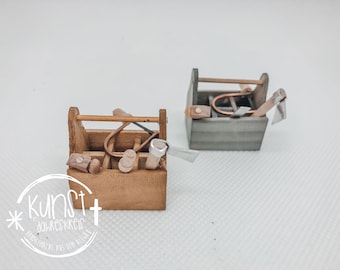 Miniaturowa szopka krasnala z akcesoriami i czterema narzędziami, wykonana ręcznie