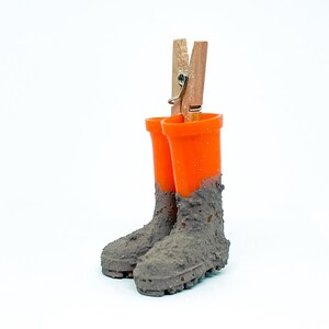 Wichtel Miniatur Gummistiefel schmutzig verschiedene Farben orange