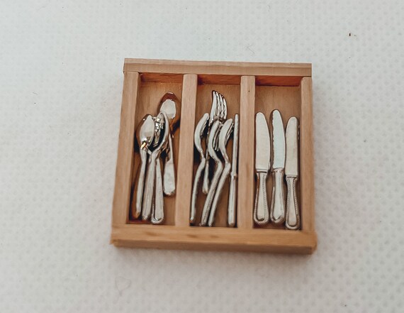 24-teiliges Wichtel-Zubehör-Set – Miniatur-Geschirr, Besteck, Lebensmittel (Eier, Brot, Milch) Für Puppenhäuser, Maßstab 1:12