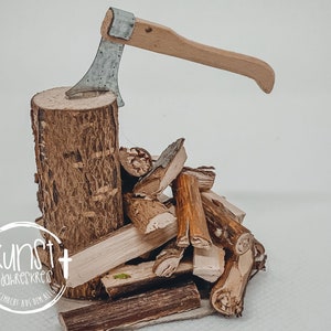 Tillbehör till miniatyr julkrubba för gnomer: huggkubbe med yxa, stor