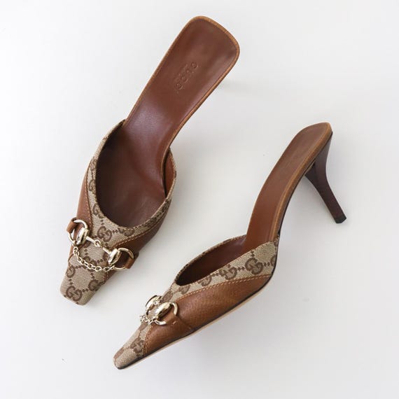 靴 Tom Ford For Gucci S/S 1999 Vintage mule Vintage Gucci by Tom Ford Beige GG Logo Monogram Mules Chain