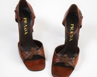Zapatos de tacón vintage Prada Otoño/Invierno 1996, de piel marrón con apliques florales, de la pasarela.