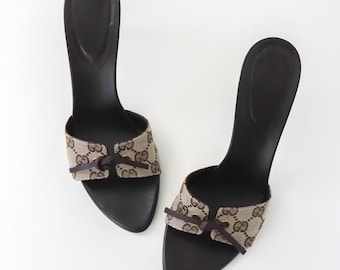 Vintage 2000s Gucci Beige Canvas GG Monogram Mules Leather Bow Heels / 39 (US 9)