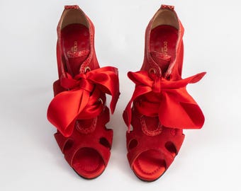 Zapatos de tacón vintage de Dolce&Gabbana con cinta de satén roja, colección primavera/verano 2006 / 37 (talla estadounidense 7)