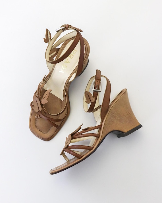 靴 S/S1997 Prada Vine Leaf Platform Sandals Vintage S/S 1997 Prada Beige Vine Leaf Applique Wedge Sandals / 35