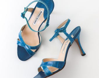 Tacones vintage Manolo Blahnik Callamu de cocodrilo azul con tira al tobillo / 37 (EE. UU. 7)