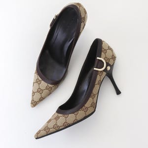 Vintage 2000s Gucci Beige GG Monogram Classic Pointed Toe Pumps / 37 (US 7)