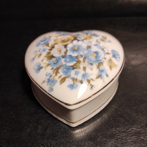 Vintage porseleinen hartvorm sieradendoosje met vergeet-mij-nietje-boeketontwerp / porseleinen sieradendoosje of sieradendoosje met kleine blauwe bloemen
