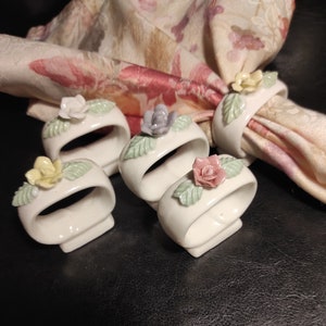 Set di 5 anelli per tovaglioli vintage in porcellana scolpita a forma di rosa - Un set di anelli per tovaglioli in porcellana realizzati a metà del XX secolo