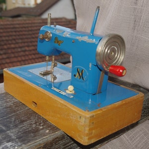 Vintage small sewing machine Regina - an old children&#39;s sewing machine for your creative projects
