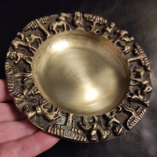 Large heavy ( 494 grams) vintage brass trinkets bowl or brass ashtray. Antique bronze ashtray or trinkets bowl made of bronze