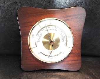 Barómetro alemán antiguo en marco de madera de mediados del siglo XX, ideal para coleccionar y decorar.