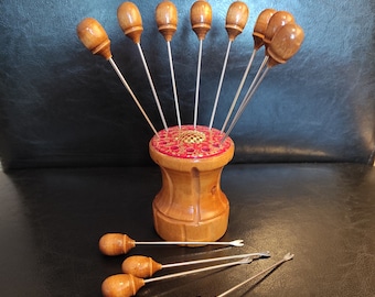 Juego de 12 tenedores pequeños vintage para aceitunas - Tenedores pequeños para sándwiches de mediados de siglo - Tenedores para aceitunas o cócteles con tarro de almacenamiento de madera