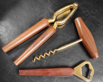 Vintage vergulde flesopener en kurkentrekkerset met handgrepen van palissander/Vintage notenkraker en flesopeners uit het midden van de eeuw