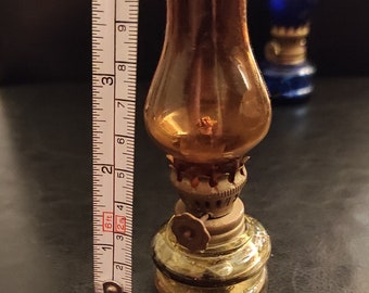 Lámpara antigua pequeña de alcohol o aceite de los años 60-70 es una lámpara en miniatura para tus proyectos creativos o para tu colección en miniatura.