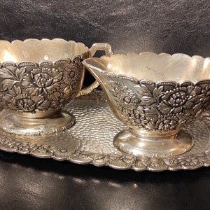 Pot à crème et sucrier vintage sur un plateau - set vintage en métal argenté pour la décoration de la table